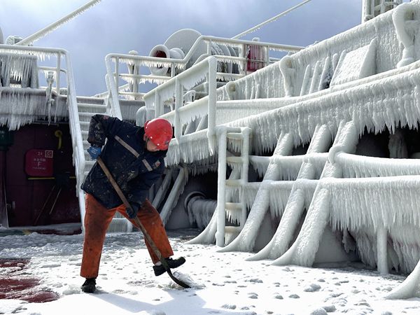 “富興22”輪船員在寒冬大雪中鏟除船舶設(shè)備上的積雪。羅杰攝_副本_副本.jpg