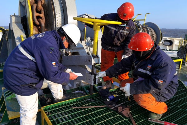 3.寧波海運(yùn)船員在寒風(fēng)中進(jìn)行錨機(jī)、錨鏈、制鏈器、剎車等設(shè)備檢查。林建偉攝_副本_副本.jpg