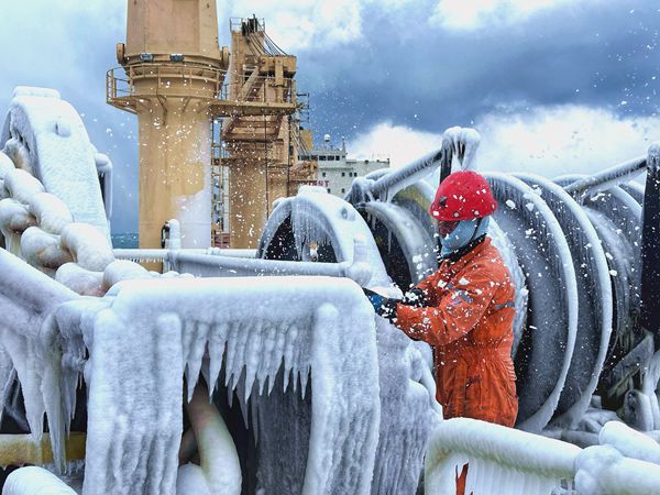 “富興22”輪船員在寒冬大雪中鏟除船舶設(shè)備上的積雪。羅杰攝2_副本_副本.jpg