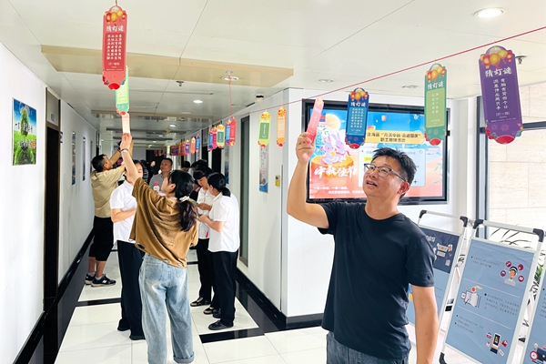 寧波海運(yùn)開展“月滿中秋 喜迎國(guó)慶”職工趣味活動(dòng)。李虹鋒攝_副本.jpg