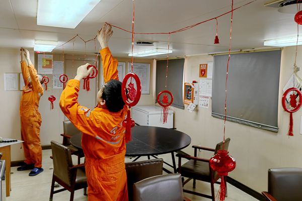 “浙能7”輪開展新春氛圍布置。張全利 攝_副本.jpg