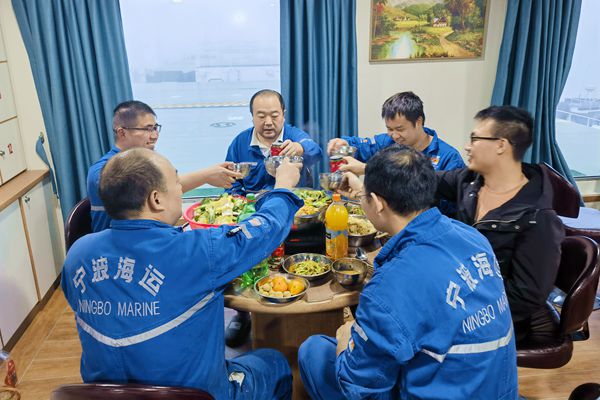 “明州506”輪船員們圍坐一爐享受美味。楊天賜 攝_副本.jpg