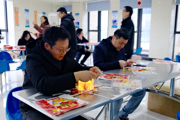 寧波海運職工正在制作花燈。黃崇武攝_副本.jpg