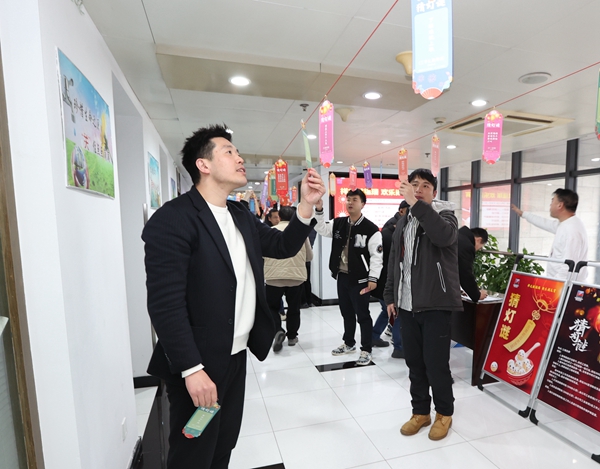 寧波海運職工參加猜燈謎活動。陸瑩攝_副本.jpg