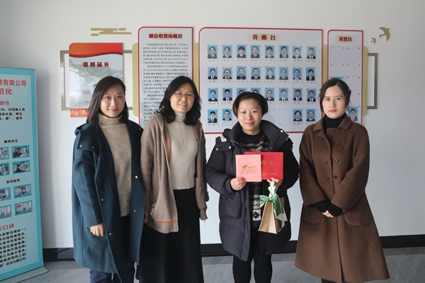 寧波海運(yùn)工會(huì)慰問(wèn)病困女職工。林峰 攝_副本.jpg