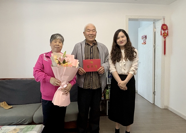 寧波海運(yùn)工會專程看望退休職工、全國勞模張帆芳同志。陸瑩攝_副本.jpg