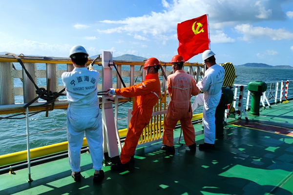 寧波海運船舶青年在臺風天氣來臨前，對甲板懸梯進行捆扎牢固作業(yè)。_副本.jpg