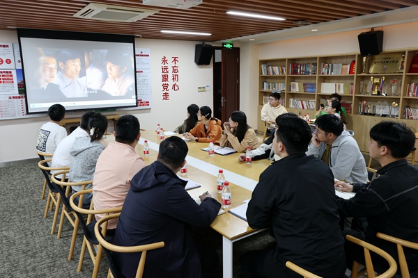 公司團(tuán)員青年集體觀看五四系列影視作品。陸瑩 攝_副本.jpg