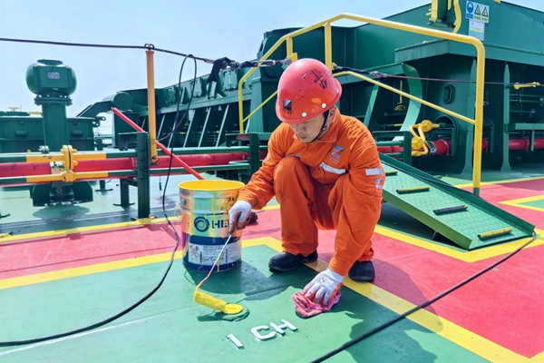 00-烈日下，寧波海運船員進行船舶刷漆作業(yè)。劉忠新攝_副本.jpg