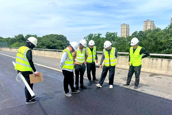 明州高速對路面整治維修工程進行施工質量檢測。余鋒攝_副本.jpg