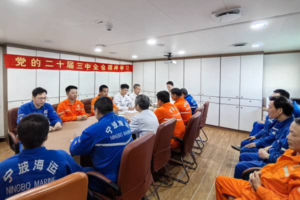 4-寧波海運所屬船舶在工前會上專題學貫全會精神。李亞軍攝_副本.jpg