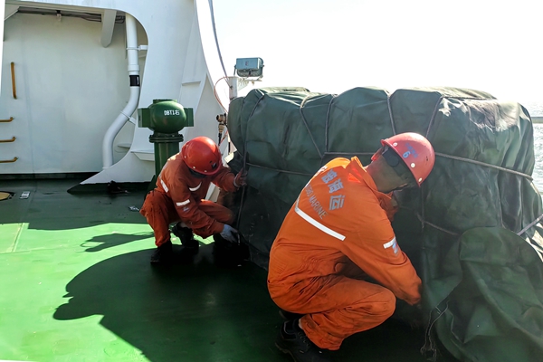 寧波海運船員綁扎船舶救生筏登乘梯，做好防臺準備工作。陳玉堂 攝_副本.jpg