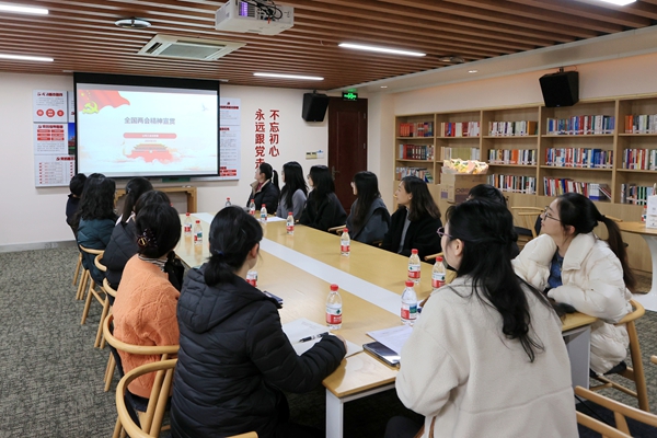 寧波海運女職工學(xué)貫全國兩會精神。陸瑩攝_副本.jpg